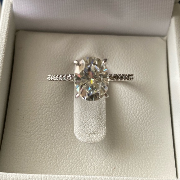 Sterling 925 , 2Ct oval Moissanite size 7